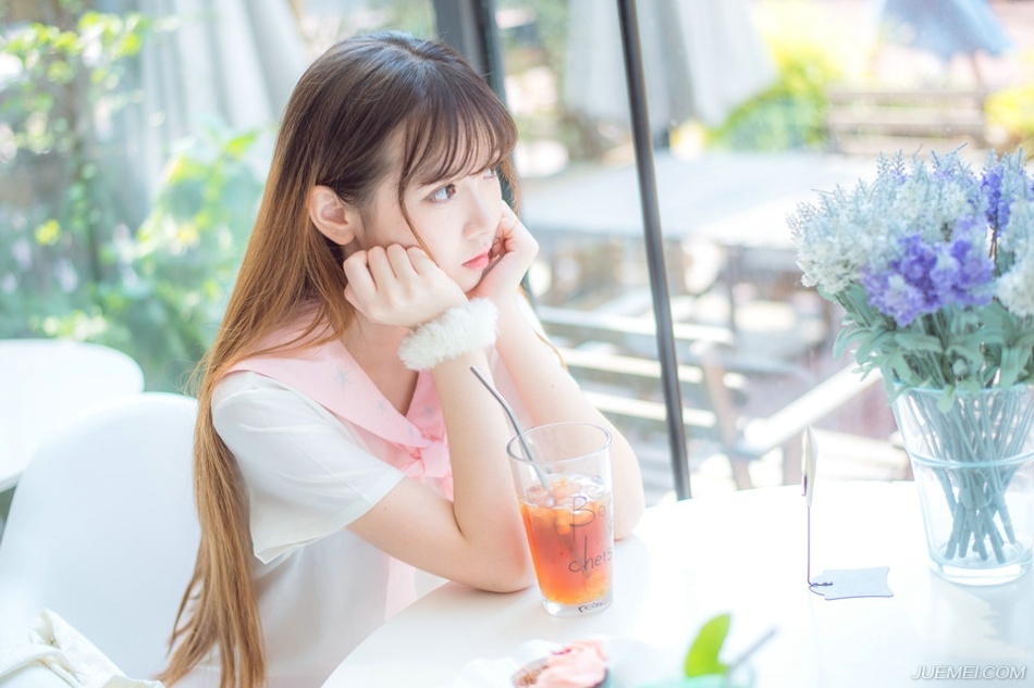 生活的艰苦，社交的复杂，都算不上难事。安静下来你会发现这人世间最可贵的是：甘于平淡，无怨言的坚持，永远心怀梦想。